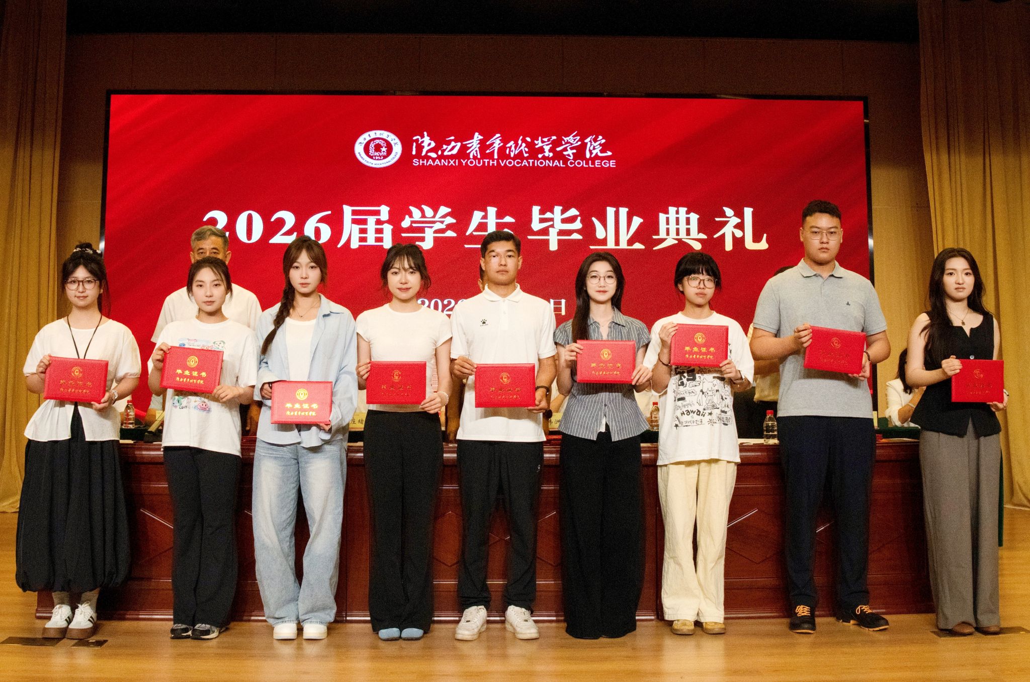2026届毕业生代表领奖
