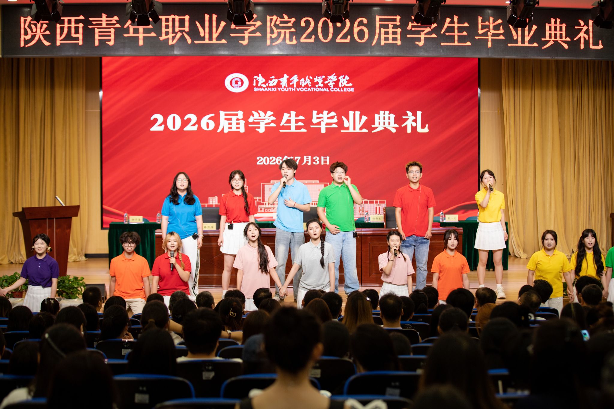 充满朝气的合唱表演